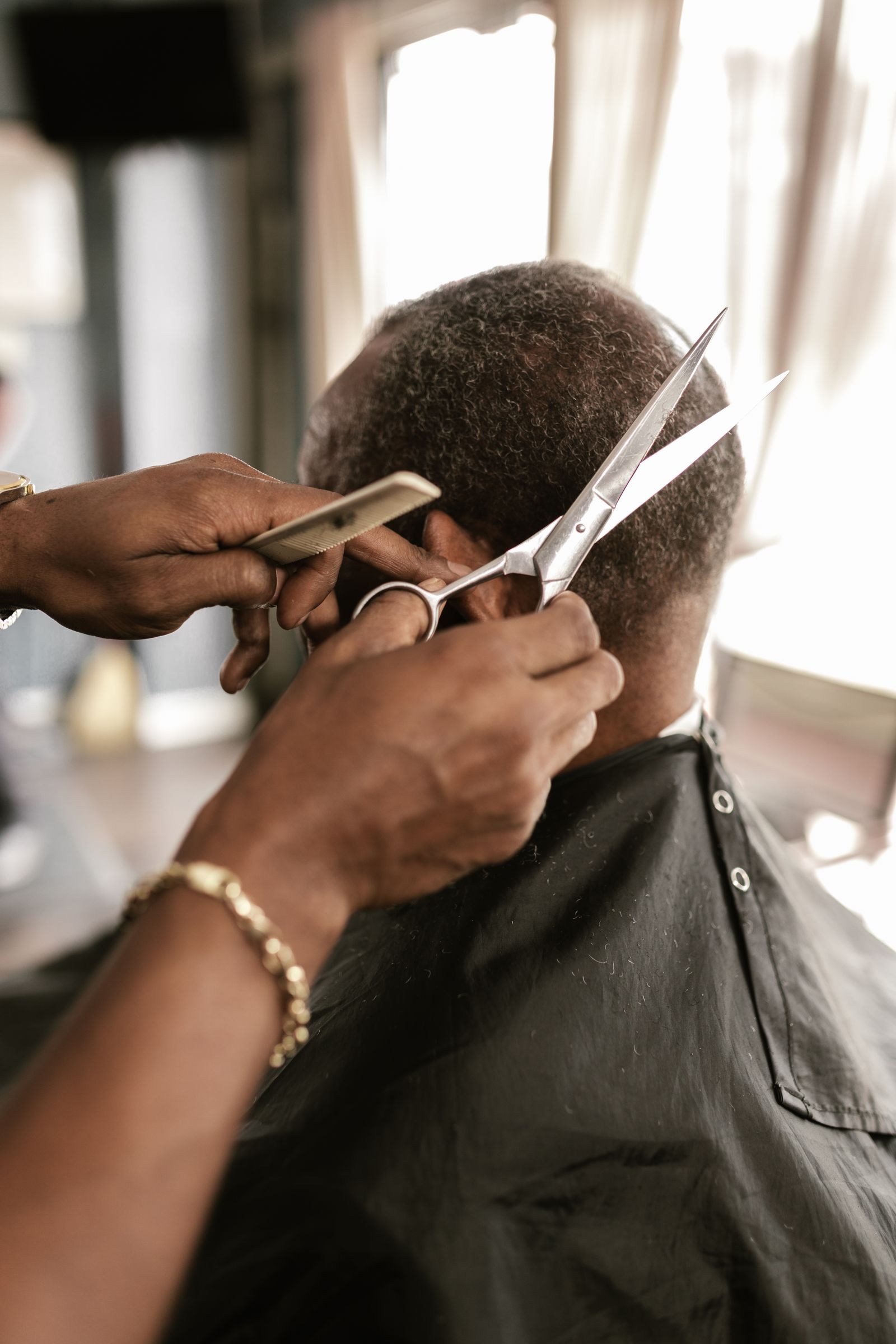 Barber klipper med saks og kam
